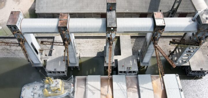 alt="Tres barcazas con capacidad de 1.000 toneladas, y una de 2.000 se cargaron durante la tarde del sábado, el domingo, y la mañana del lunes en el puerto de Concepción del Uruguay"