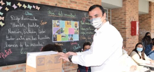 alt="El intendente de Puerto Yeruá, Daniel Benítez, al momento de emitir su voto"
