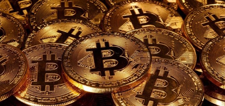 alt="en la imagen puede verse una gran cantidad de bitcoins"