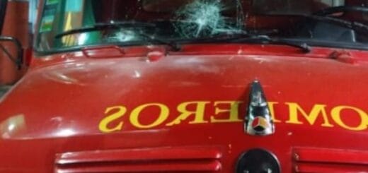 alt="El parabrisas de la unidad atacada"