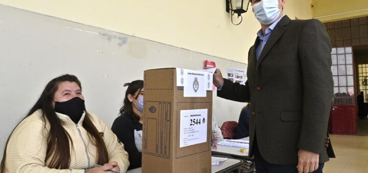 alt="El gobernador Gustavo Bordet sufragó a las 10.30 en la escuela provincial N°1 "Vélez Sarsfield" de Concordia"