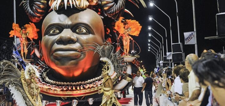 alt="Vuelve el Carnaval del País a partir del 8 de enero de 2022"