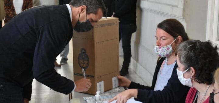 alt="Enrique Cresto votó pasadas las 9 horas de este domingo en la escuela Gerardo Victorín (Comercio N°1). Acompañó a sus hijos que votaron por primera vez"