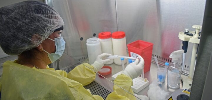 alt="de la investigación epidemiológica surge que no existieron contactos estrechos durante el período contagiante de las personas"