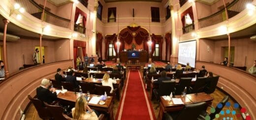 alt="en la imagen puede observarse el recinto de la cámara de diputados de entre ríos con varios diputados en sus bancas"