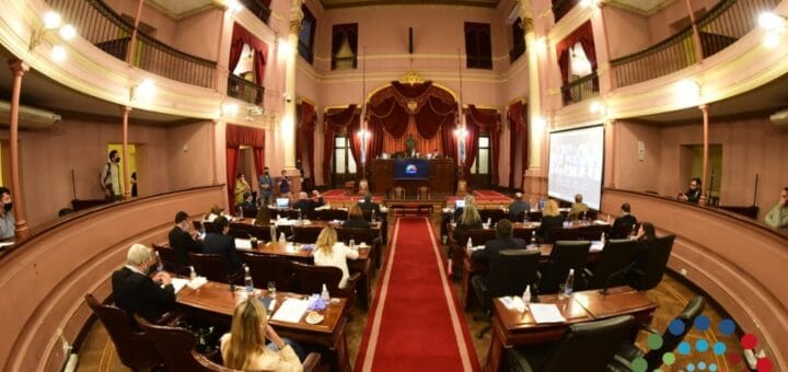 alt="en la imagen puede observarse el recinto de la cámara de diputados de entre ríos con varios diputados en sus bancas"