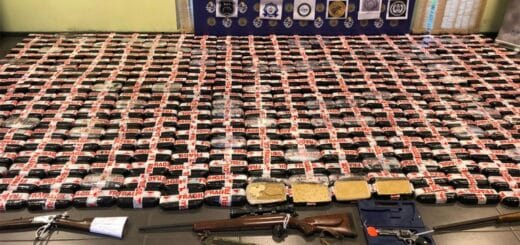 alt="Parte del cargamento de cocaína y armas secuestrados en Uruguay"