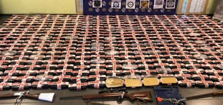 alt="Parte del cargamento de cocaína y armas secuestrados en Uruguay"