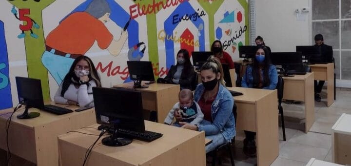 alt="Empresas y comercios de la ciudad pueden incorporar personas a su staff laboral recibiendo incentivos y el apoyo del Estado, para generar empleo genuino al tiempo que se brinda capacitación laboral a los jóvenes"