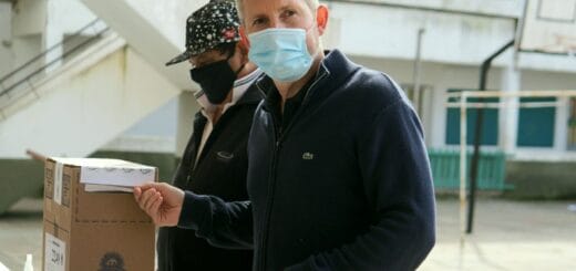 alt="El precandidato a diputado nacional de la lista “Juntos” 502 A, Rogelio Frigerio, votó en la Mesa 2249 de la Escuela Provincial N°1 “Gregoria M de San Martín de Villa Paranacito"