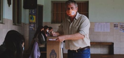alt="El intendente de Chajarí y precandidato a diputado nacional por la lista 502 B, Pedro Galimberti, al momento de votar"