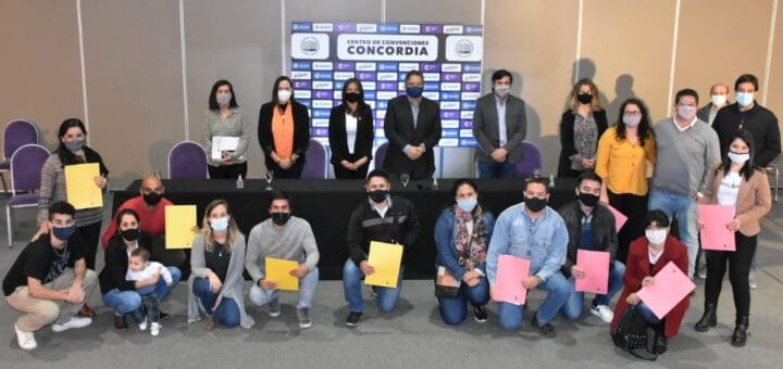 alt="Familias concordienses accedieron a los créditos hipotecarios del programa Procrear"