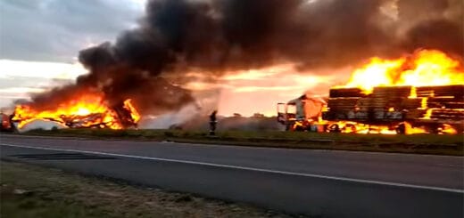 alt="en la imagen puede verse el incendio de dos vehículos en una ruta"