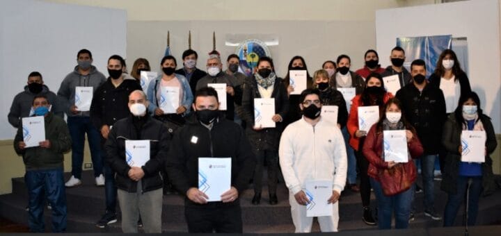 alt="entrega de nuevas actas de adjudicación de terrenos a trabajadores afiliados a la Unión de Trabajadores Hoteleros y Gastronómicos UTHGRA"