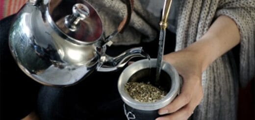 alt="El Instituto Nacional de la Yerba Mate (INYM) informó este miércoles que estudios científicos "confirman" que tomar mate disminuye el riesgo de contraer Parkinson con el efecto "neuroprotector" de la yerba mate"