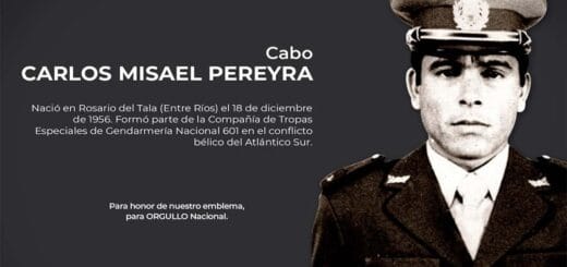 alt="en la imagen puede verse una placa de homenaje de la Gendarmería Nacional con la imagen del cabo Carlos Misael Pereyra, uno de los cuatro gendarmes enterrados en una tumba común"