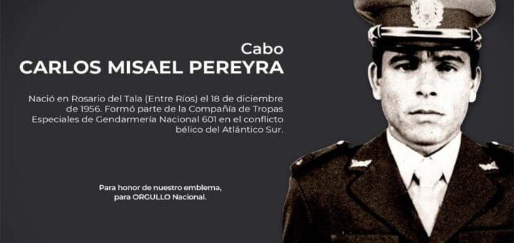 alt="en la imagen puede verse una placa de homenaje de la Gendarmería Nacional con la imagen del cabo Carlos Misael Pereyra, uno de los cuatro gendarmes enterrados en una tumba común"