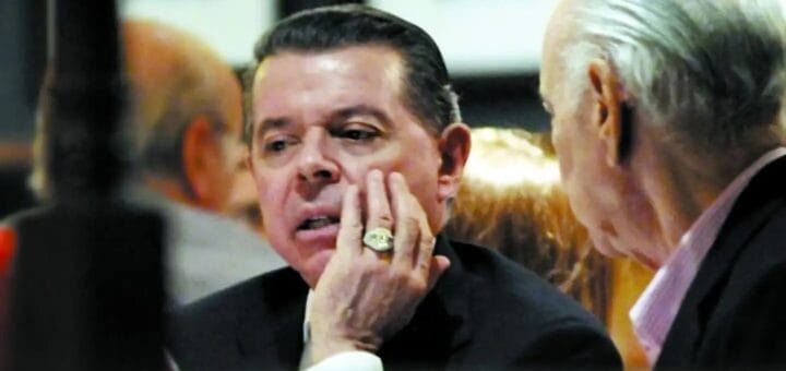 alt="El fallecimiento del exjuez entrerriano Norberto Oyarbide fue recordado por tan sólo un aviso fúnebre"