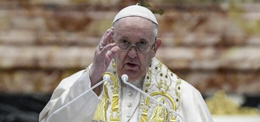 alt="en la imagen puede verse al Papa Francisco"