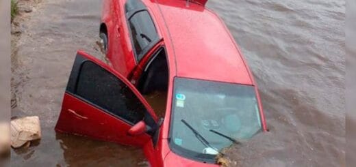 alt="El auto siguió de largo en una curva, donde hay un puente de madera, y terminó en el río Paranacito"