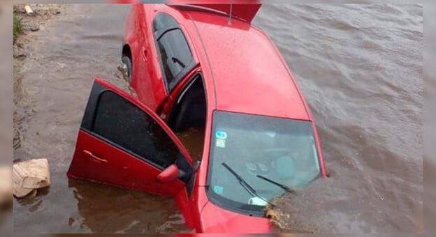 alt="El auto siguió de largo en una curva, donde hay un puente de madera, y terminó en el río Paranacito"