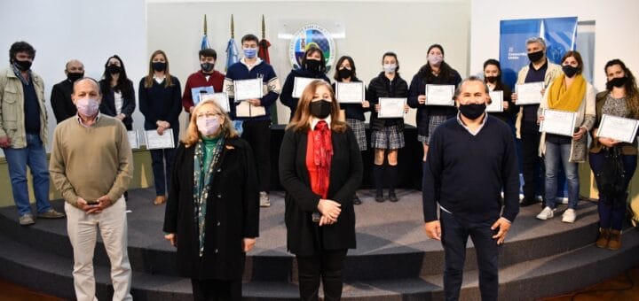 alt="En el Salón de Actos de la Municipalidad se realizó la entrega de diplomas a los ganadores del concurso Leyendas Urbanas: Misterios de la Concordia Secreta”