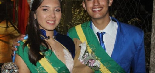 alt="en la imagen se ve a dos de los reyes de los estudiantes de los charrúas"