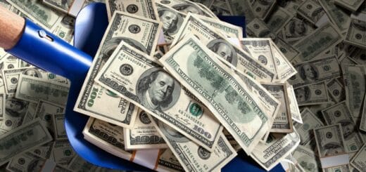 alt="en la imagen se puede ver una pala juntando dólares"