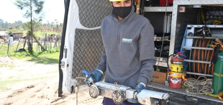 alt="Un operario exhibe uno de los componentes del equipo de video inspección robotizado"