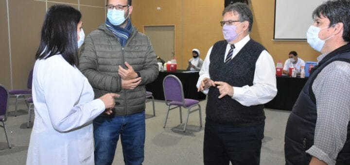 alt="El intendente Alfredo Francolini junto a funcionarios municipales y provinciales de Salud"