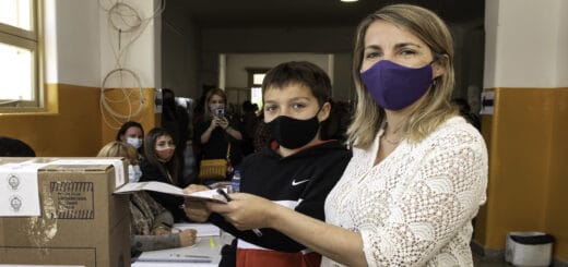alt="La vicegobernadora Laura Stratta emitió su voto al mediodía en la Escuela Primaria N° 48 Nicolás Avellaneda"