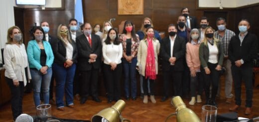 alt="Concejales y representantes de las entidades que organizan la Caminata del Abrazo, tras la votación en el Concejo Deliberante de Concordia"