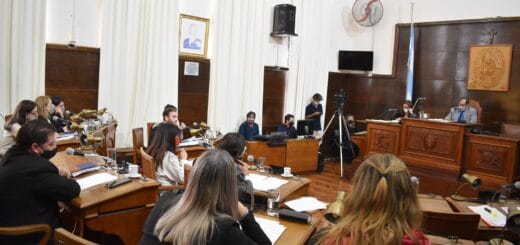 alt="en la imagen puede verse a varios concejales en sus bancas, al presidente del Concejo Deliberante en el estrado y a otras personas en el recinto de sesiones del concejo deliberante de concordia"