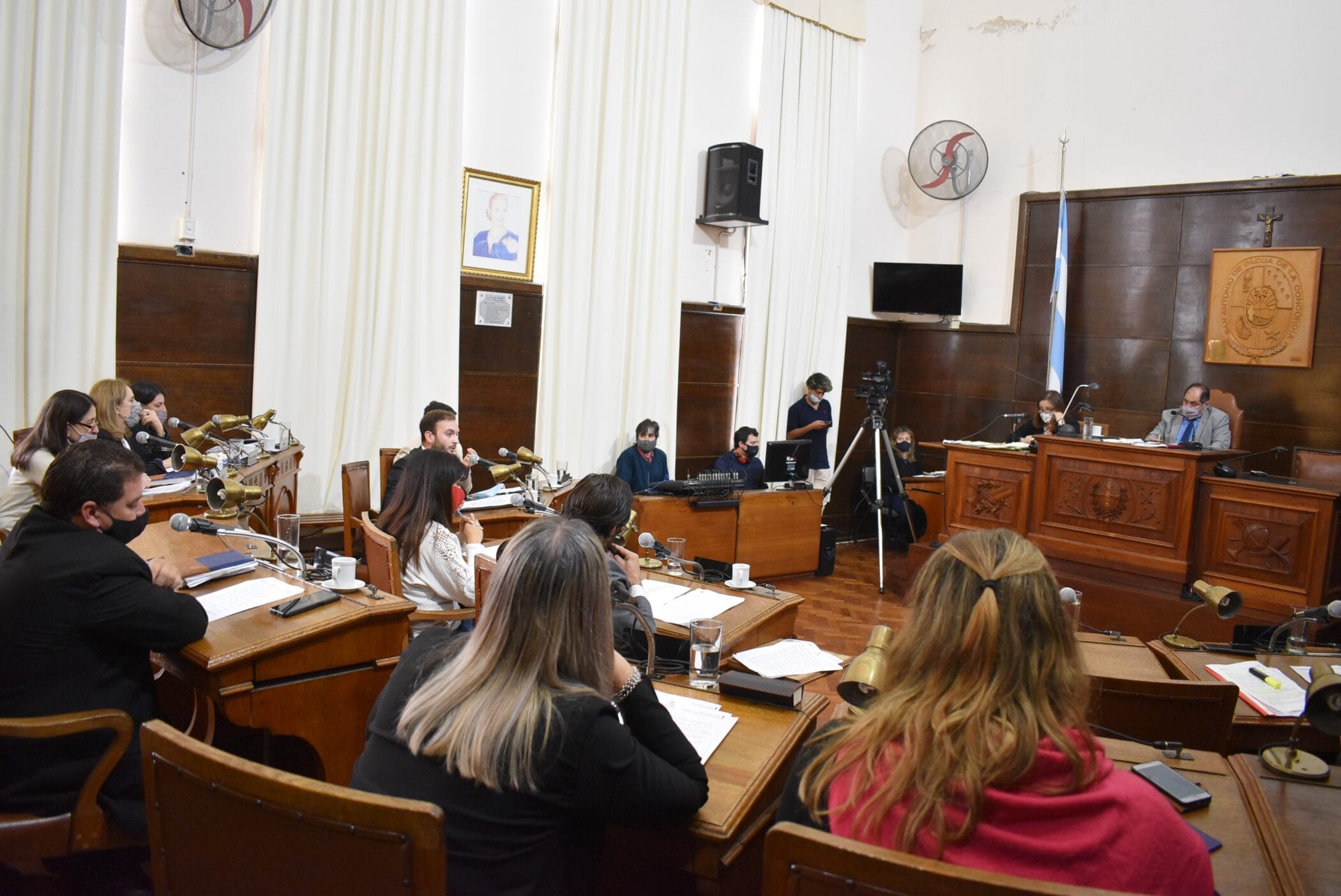 alt="en la imagen puede verse a varios concejales en sus bancas, al presidente del Concejo Deliberante en el estrado y a otras personas en el recinto de sesiones del concejo deliberante de concordia"