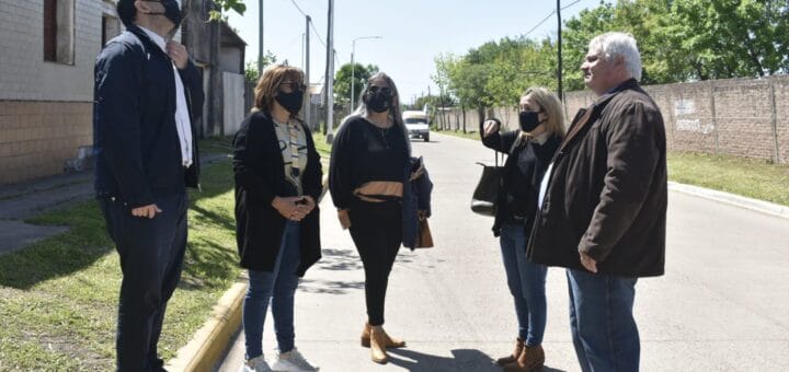 alt="Los vocales de la Comisión Administradora para el Fondo Especial de Salto Grande Eduardo Mozetic y Celeste Lorenz, recorrieron en la ciudad de San José de Feliciano junto al intendente local Damián Arévalo, la diputada provincial Silvia Moreno, y la vocal del directorio de IAPV, Miriam Espinosa, las obras de iluminación que el organismo realizó en la localidad"