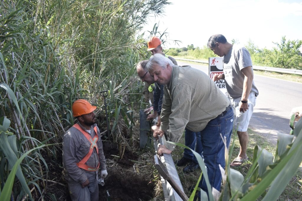 alt="La obra de iluminación en el acceso a Pueblo Liebig se realiza en la Ex ruta Provincial N°26 desde Av. General Ramírez hasta ingreso a puente sobre Arroyo Perucho Verna"