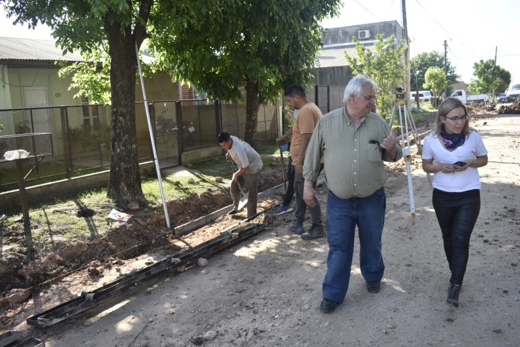 alt="En San José, los vocales de la CAFESG recorrieron los trabajos de cordón cuneta y badenes que el organismo provincial ejecuta en el barrio Loma Hermosa"
