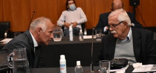 alt="A la derecha, Raúl Barrandeguy, abogado del ex gobernador, en diálogo con uno de los defensores de los demás acusados"