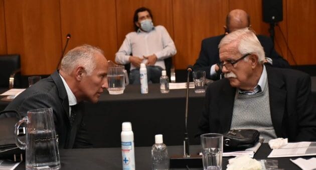 alt="A la derecha, Raúl Barrandeguy, abogado del ex gobernador, en diálogo con uno de los defensores de los demás acusados"