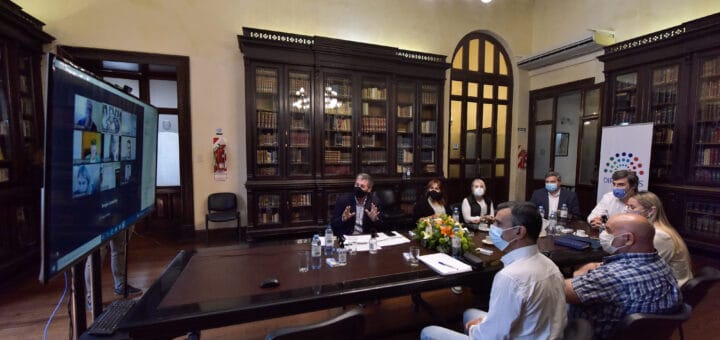 alt="El ministro de Economía de la provincia, Hugo Ballay, presentó el Presupuesto provincial 2022, ante el presidente de la Cámara de Diputados, Án"el Giano, y los presidentes de los distintos bloques en la legislatura.