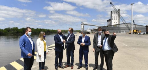 alt="El gobernador Gustavo Bordet, junto al ministro de Transporte de la Nación, Alexis Guerrera, se reunió este jueves con empresarios y productores que operan desde el puerto de Concepción del Uruguay"