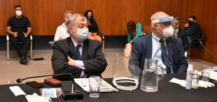 alt="Dos de los abogados defensores, en la sala de audiencias"