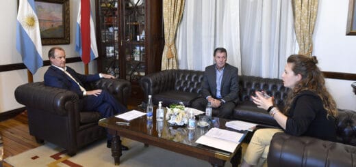 El gobernador, y con la presencia del ministro de Economía, Hugo Ballay, y a secretaria de Energía, Silvina Guerra