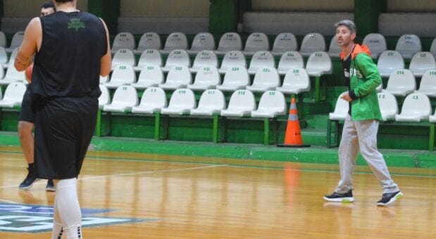 alt="Entrenamiento de Estudiantes, en la previa contra Parque Sur"