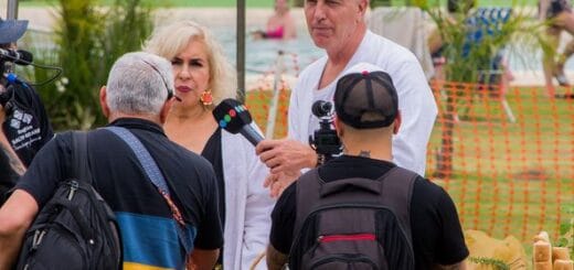 alt="Marley y Georgina durante la grabación de "Por el mundo" en las termas de Federación"