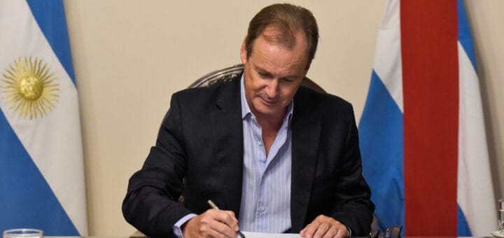 alt="El gobernador Gustavo Bordet firmó el decreto N° 2933, por el cual Entre Ríos adhirió a las disposiciones contenidas en el Decreto de Necesidad y Urgencia del gobierno nacional"