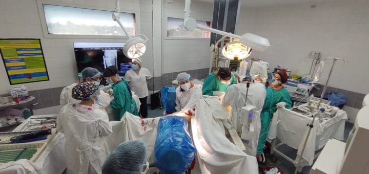 alt="diversos servicios de cirugía tuvieron que intervenir en forma simultánea en quirófano"