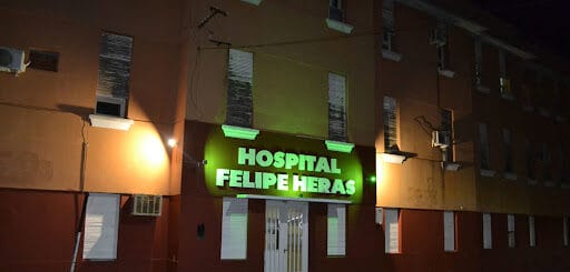 alt="en la imagen puede verse un edificio con la inscripción hospital felipe heras sobre la puerta de acceso"