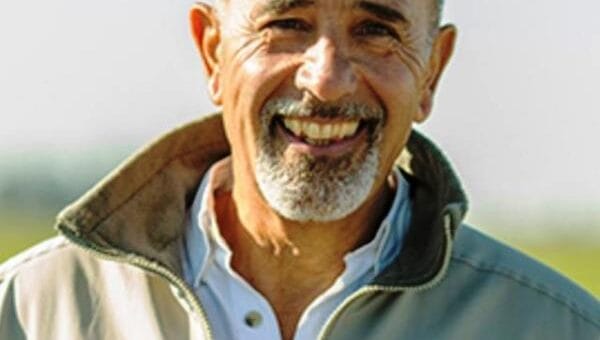 alt="Alberto Livore recibió el premio Bolsa de Cereales"