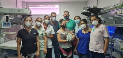 alt="El equipo del servicio de Neonatología del Hospital Masvernat junto al bebé y su madre"